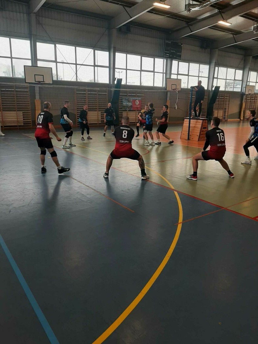 Turniej piłki siatkowej w SP nr 2 w Lipnie. Zdjęcia z turnieju