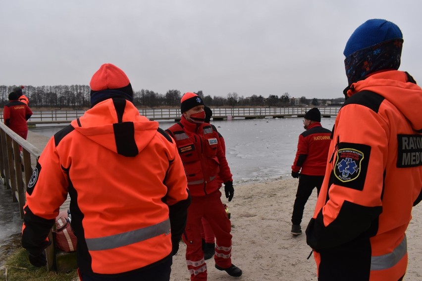 Pleszewscy ratownicy medyczni, ratownicy z WOPR Gołuchów i strażacy ochotnicy z miejscowe jednostki przeprowadzili wspólne ćwiczenia na lodzie