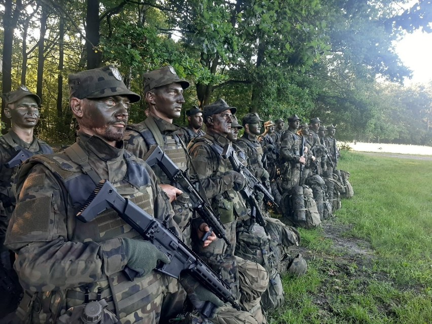 Żołnierze batalionu WOT w Oświęcimiu szkolą się, pełnią...
