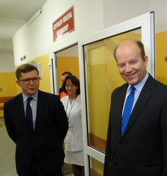 Minister zdrowia Konstanty Radziwiłł podczas wizyty w wieluńskim szpitalu (obok szef jego gabinetu politycznego Tomasz Matynia). Los unijnej dotacji dla lecznicy jest teraz w rękach resortu