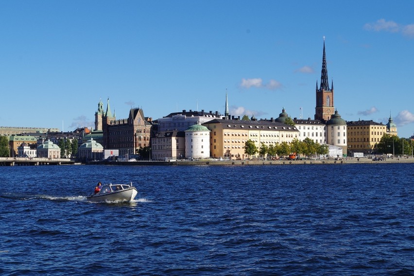 Sztokholm -  stolica  i największe miasto Szwecji – 188 km...