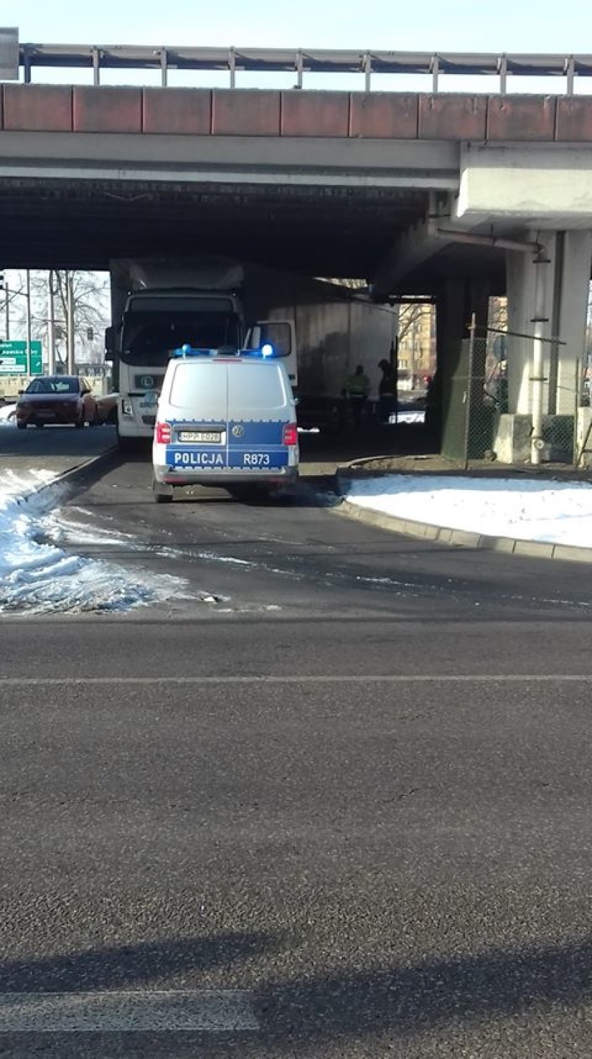 Ciężarówka utknęła pod estakadą na Rakowie FOTO 