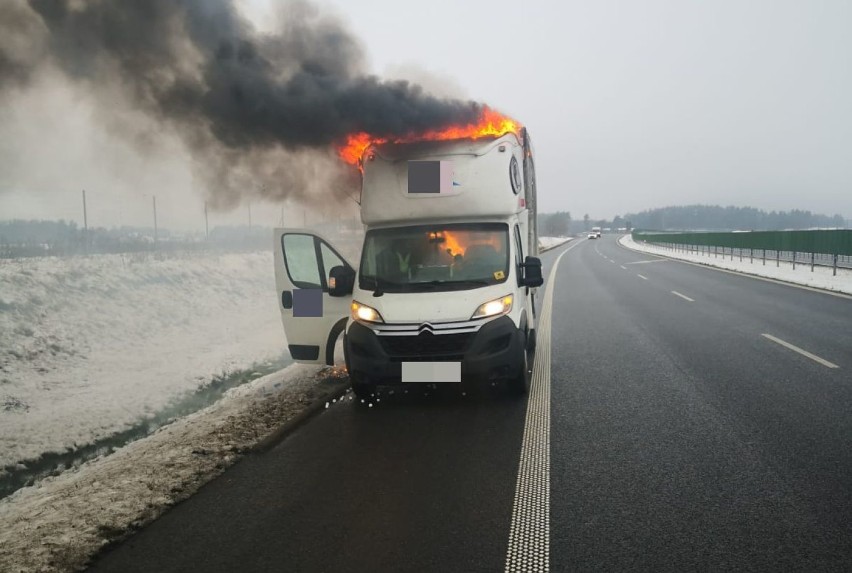 Dostawczak na obwodnicy Szczecinka pali się mocnym ogniem