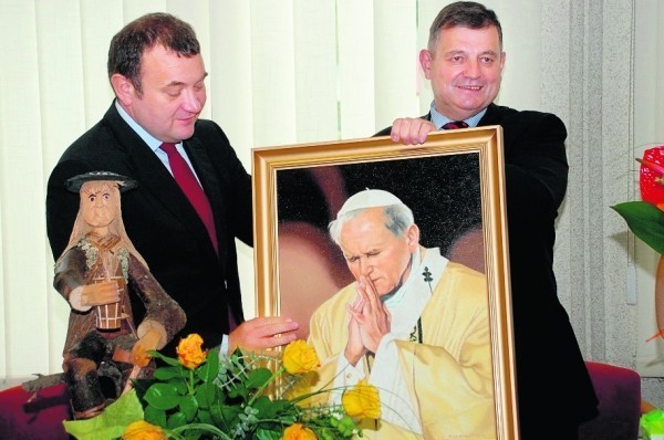 Honorowy obywatel (z lewej) dostał też portret papieski