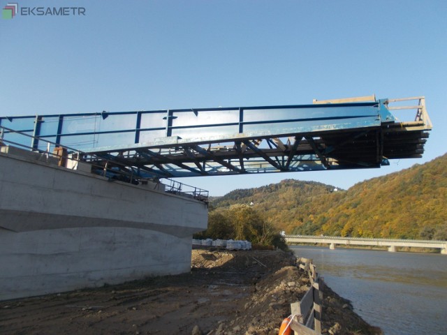 Trwa budowa mostu w Kurowie na rzece Dunajec.Powstaje kolejny segment przęsła budowanego mostu.
