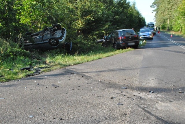 Wczoraj (22 sierpnia) po południu na skrzyżowaniu drogi powiatowej z drogą gminną w miejscowości Nowa Wieś (gmina Jeziora Wielkie) zderzyły się dwa samochody osobowe: opel astra i fiat croma.

- Na miejscu ustalono, że 18-letni mieszkaniec Konina jadąc samochodem osobowym marki Opel Astra, na oznakowanym skrzyżowaniu nie ustąpił pierwszeństwa przejazdu i uderzył w bok pojazdu fiat croma. Jak się później okazało, młody mężczyzna posiadał prawo jazdy dopiero od kilku miesięcy - relacjonuje asp. Tomasz Bartecki z mogileńskiej policji.

Do szpitala trafił 18-latek, kierujący fiatem 38-latek oraz podróżująca z nim 55-letnia pasażerka. Uczestnicy zdarzenia byli trzeźwi.