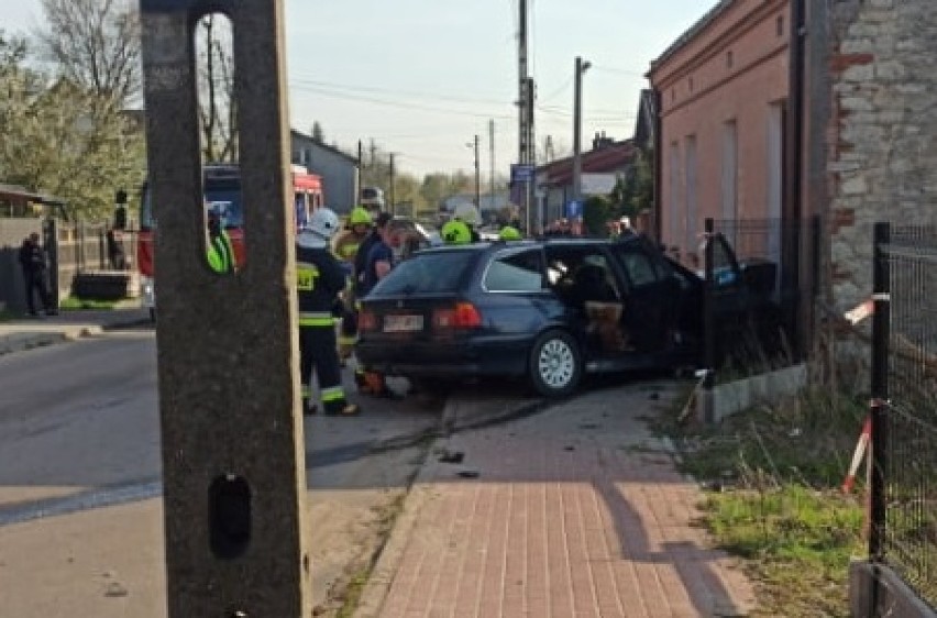 Samochód BMW wjechał w dom w Sulejowie na ul. Klasztornej....
