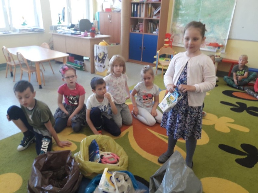 Przedszkolaki z Cewic uczyły się segregowania odpadów [ZDJĘCIA]