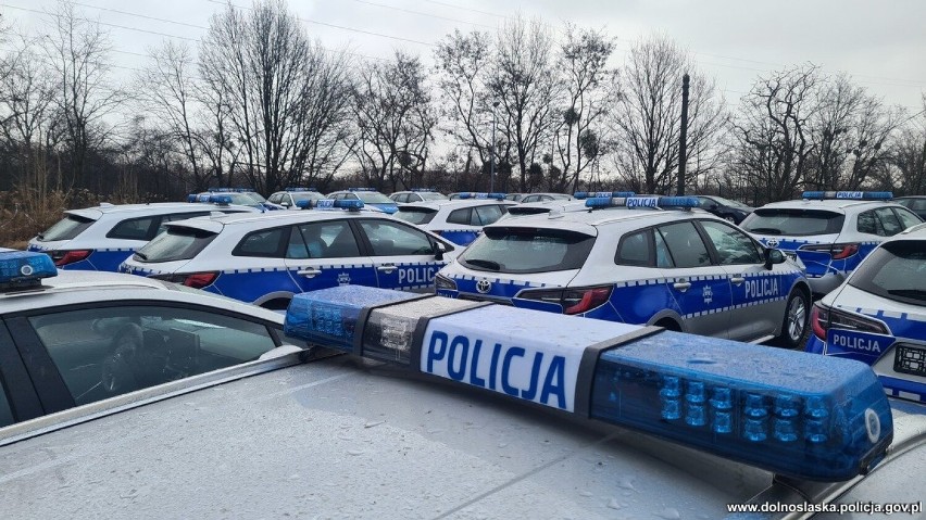 Policja prezentuje nowe radiowozy. Hybrydowe toyoty trafią do komend na Dolnym Śląsku