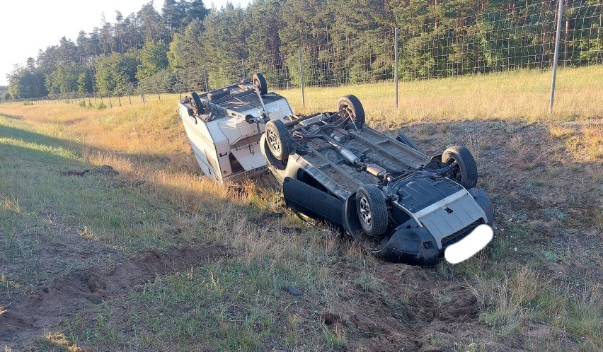 Kierowca land rovera ciągnący przeczepę kempingową z...