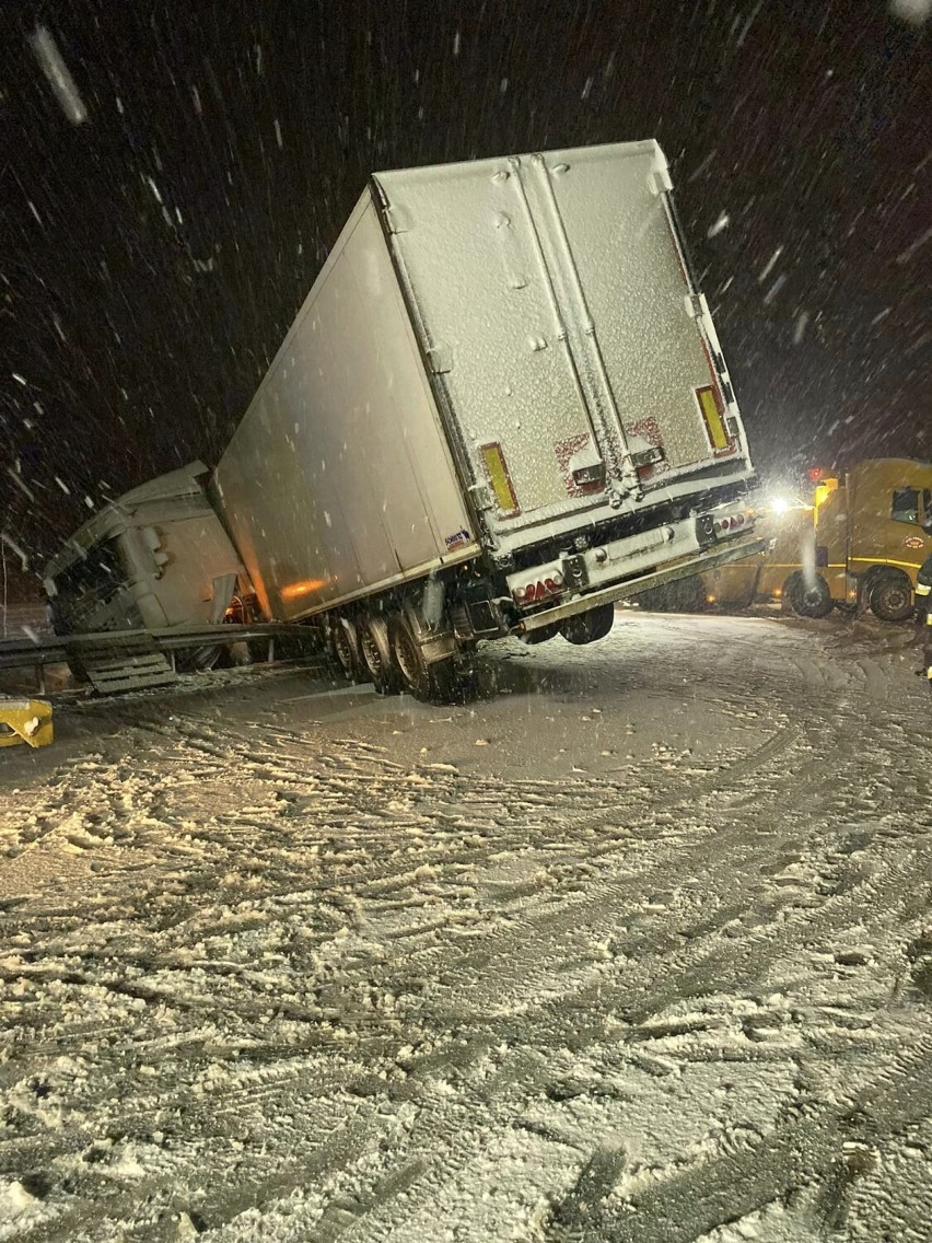 Wypadek i kolizja na S8 w Studziankach i Polichnie. Nad ranem ciężarówka zablokowała ruch na trasie - ZDJĘCIA