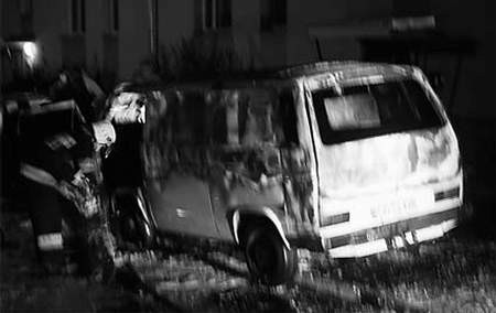 FOT. Marcin GołąbekPolicjanci kryminalistyki KMP Gdańsk zebrali wszystkie ślady z podpalonego vw transportera.