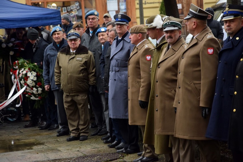 Uroczystości rozpoczęły się przy tablicy na ścianie ratusza,...