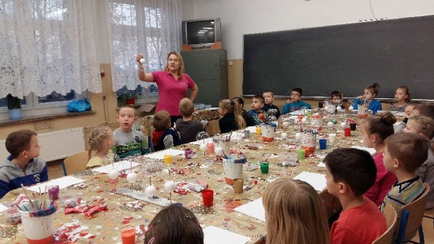 Uczniowie SP Janczewo malują bombki [ZDJĘCIA]