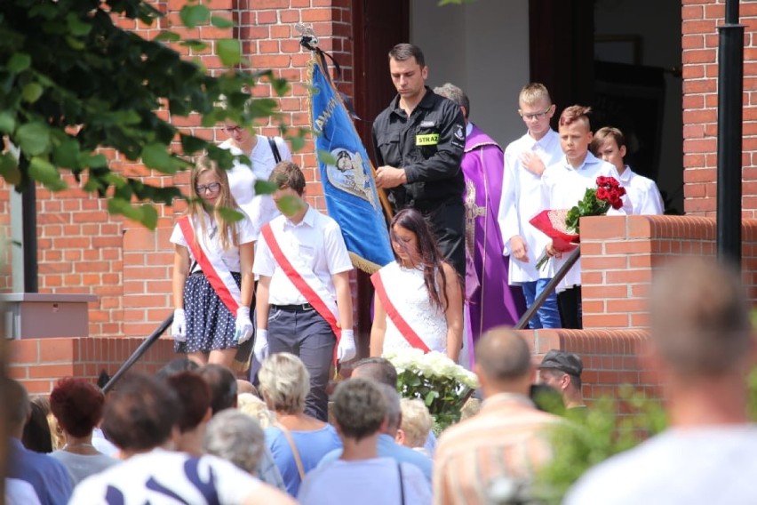 Żegnaj Krysiu... Łzy i białe kwiaty na pogrzebie zamordowanej 10-latki (ZDJĘCIA)