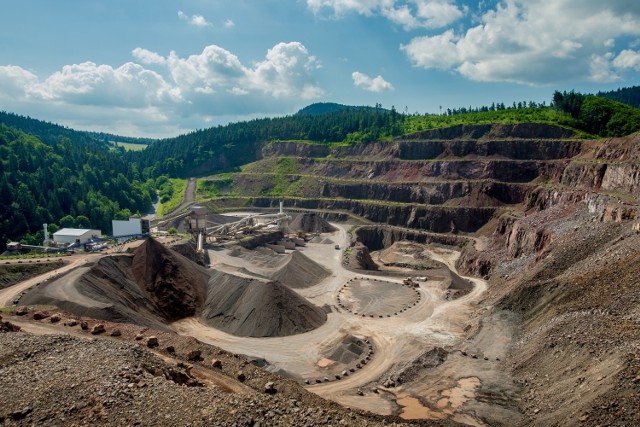 Jeden z należących do KSS Bartnica zakładów, Kopalnia Melafiru w Rybnicy Leśnej, znajduje się na terenie aż dwóch obszarów Natura 2000 i na dodatek w otulinie Parku Krajobrazowego Sudetów Wałbrzyskich. Czy można sobie wyobrazić bardziej skomplikowaną dla zakładu wydobywczego lokalizację?