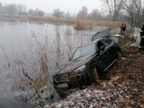 Odolanów. BMW wpadło do stawu. W środku znajdował się pijany mężczyzna ZDJĘCIA 