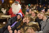 Pleszew. Święty Mikołaj i renifery robią furorę na Rynku w Pleszewie. Dzieci są zachwycone