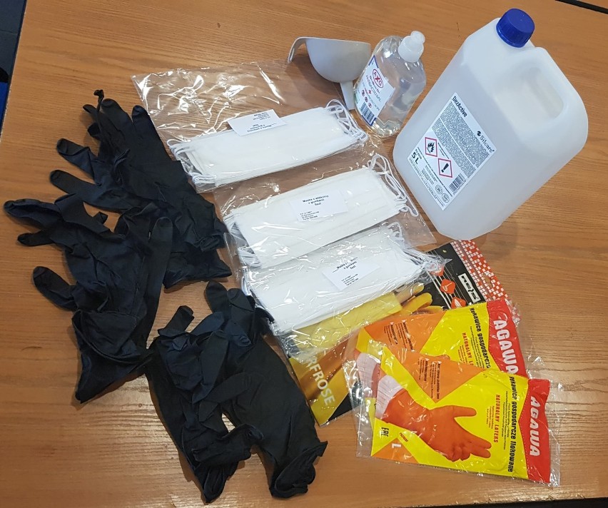 Ochotnicy z Dobrzycy otrzymali m.in.: rękawice, maseczki i płyny dezynfekujące