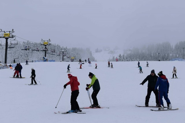 Wszystkie stacje narciarskie w regionie są idealnie przygotowane do szusowania. Na zdjęciu stacja na Polanie Szymoszkowej w Zakopanem