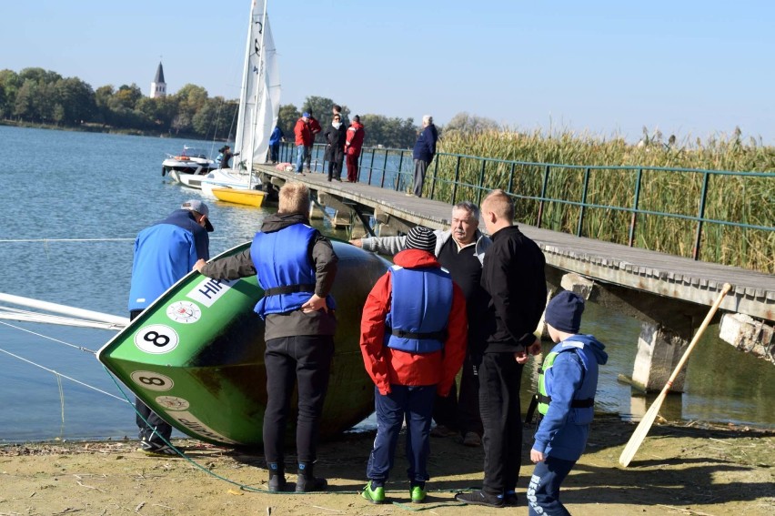 Regaty żeglarskie na jeziorze miejskim w Międzychodzie