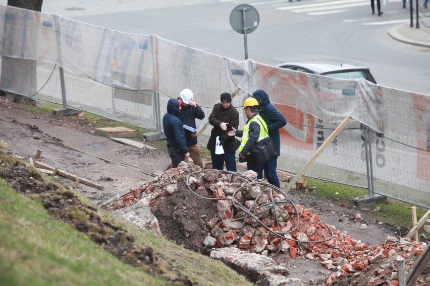 Po tragicznym wypadku u stóp Wawelu: śledztwo trwa, stok z kotwami