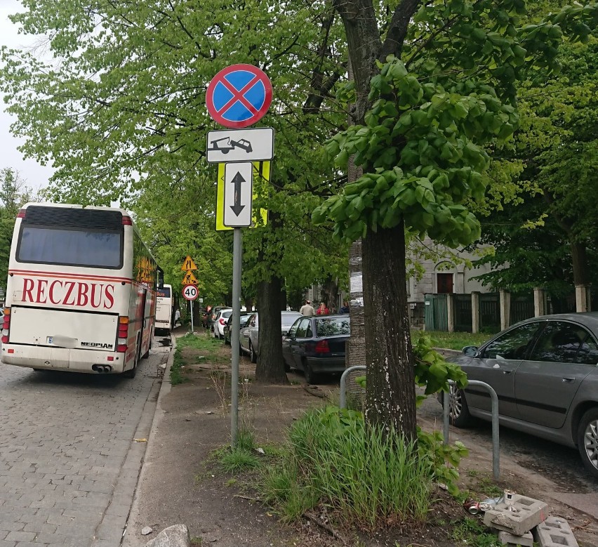 Tak nie wolno parkować! A oni parkują! Święte Krowy z Wrocławia. Zobacz "mistrzów" (FOTO)