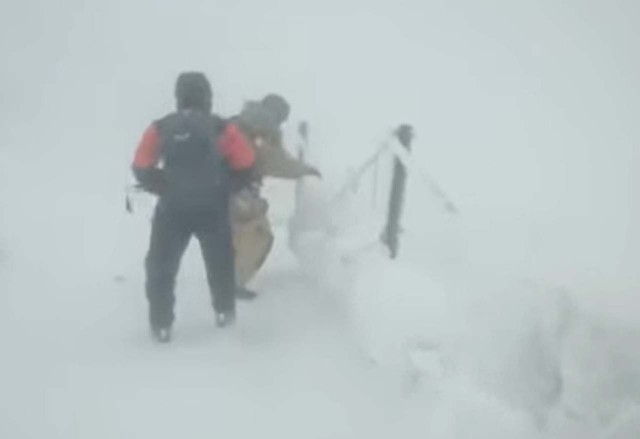 Akcja sprowadzania turystów ze szczytu Śnieżki podczas bardzo mocnych porywów wiatru