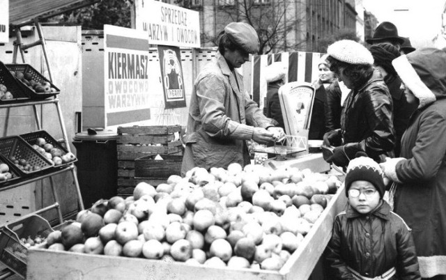 Kiermasz warzyw i owoców na placu Wolności w październiku 1976 roku.

Przejdź do kolejnego zdjęcia --->
