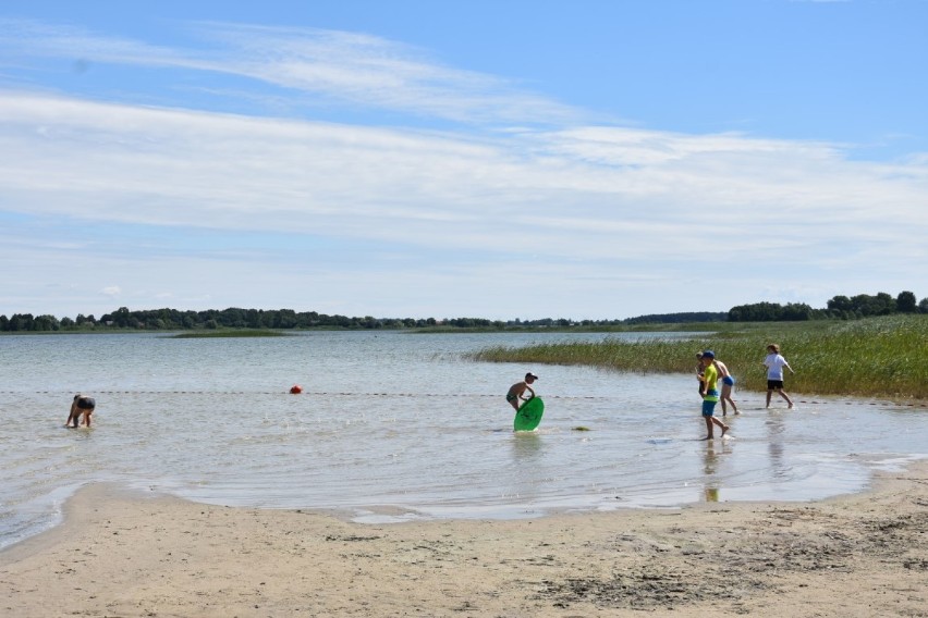 Lato w pełni. Pierwsi plażowicze już odwiedzają jeziora w powiecie. Co się dzieje na naszych plażach? [ZDJĘCIA]