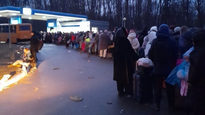 Ukraińskie dzieci uciekają przed rosyjskimi bombami [WZRUSZAJĄCE WIDEO]. Pierwsze z nich są już bezpieczne w Polsce!