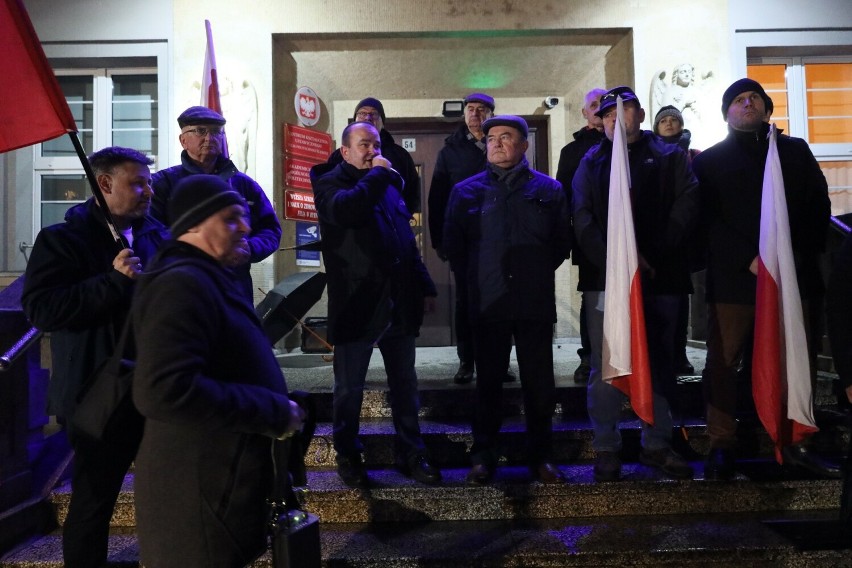 Przed siedzibą TVP w Rybniku zebrało się ponad 20 osób