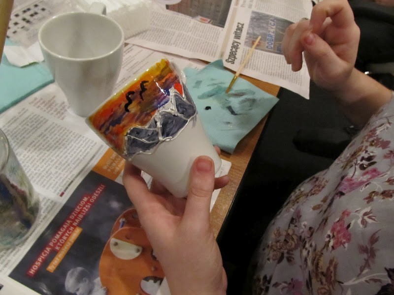 Kubki ręcznie malowane - efektem pracy wolontariuszy