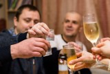 Polacy piją coraz więcej mocnych alkoholi. Pandemia nasiliła problem ryzykownego picia, który z nami pozostał. Czym jest binge drinking?