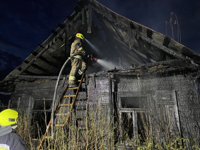 Pożar strawił niezamieszkany budynek drewniany w pobliżu miejscowości Czyżyki