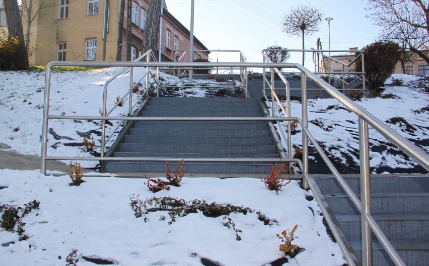 Nowy Sącz. Wyremontowano schody przul. Bulwar Narwiku. Zniknęło kolejne miejsce wstydu [ZDJĘCIA]
