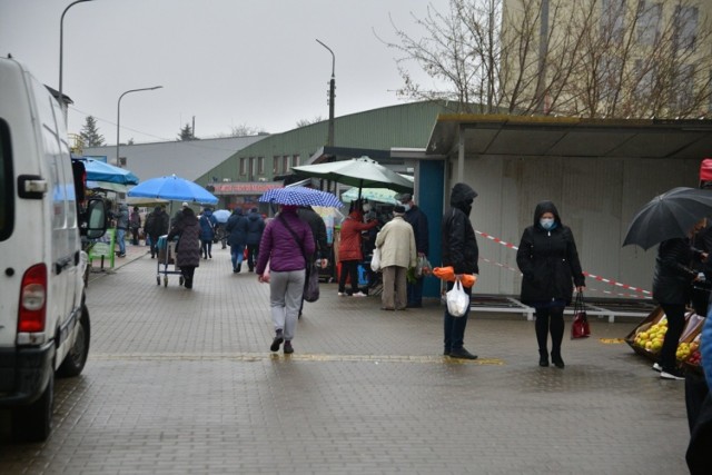 Jak co sobotę sprawdziliśmy aktualne ceny warzyw i owoców na targowisku "Na Śląskiej". Mimo deszczowej pogody wiele osób robiło zakupy na targowisku. 
>