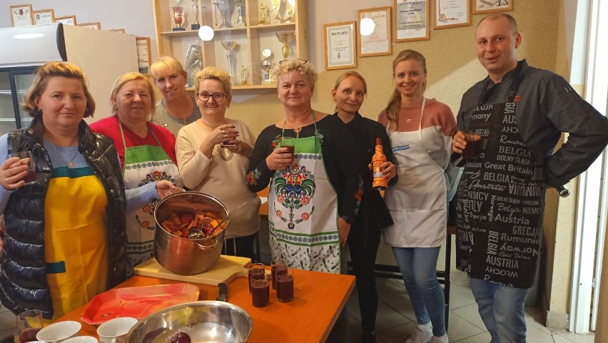 Warsztaty kulinarne w Sieńcu koło Wielunia. Uczestnicy poznawali kuchnię hiszpańską ZDJĘCIA