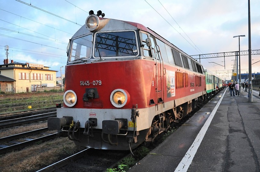 Pociąg winniczek odjechał z peronu 4a poznańskiego dworca.
