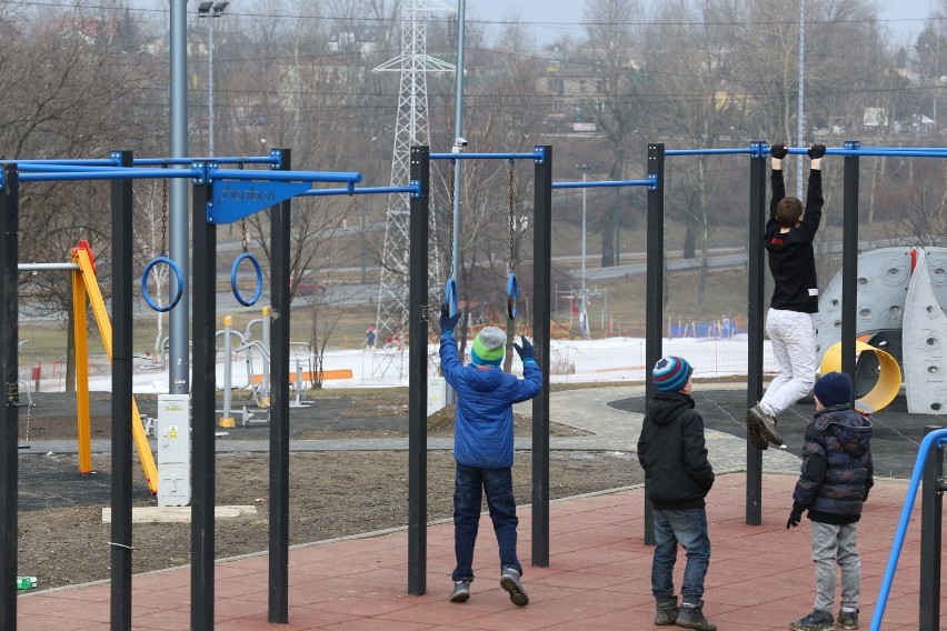 Nowy plac zabaw na Górce Środulskiej, za prawie trzy miliony, już tętni życiem