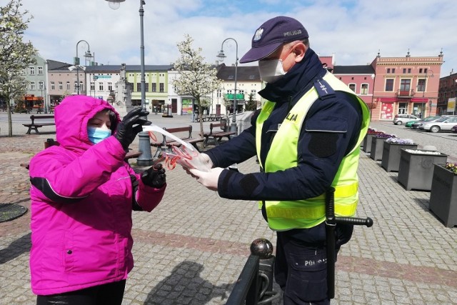 Dziś, 16 kwietnia, w dniu, w którym po raz pierwszy musimy obowiązkowo zakrywać nos i usta, wąbrzescy policjanci rozdawali na ulicach Wąbrzeźna bezpłatne maseczki sfinansowane przez urząd miasta. Otrzymały je wszystkie spotkane osoby, w tym także bezdomne, które - jak zauważa mł. asp. Krzysztof Świerczyński, oficer prasowy Komendy Powiatowej Policji w Wąbrzeźnie - "nie mają możliwości i środków finansowych, aby nabyć je we własnym zakresie". Większość wąbrzeźnian miała jednak już dziś zakryte usta i nos. - Ku naszemu zadowoleniu, podczas patrolu terenu całego miasta ujawniliśmy tylko jedną osobę, która nie zdążyła się w taką maseczkę zaopatrzyć, a spotkanie z nią zakończyło się zwróceniem uwagi i wspólnym zdjęciem - relacjonuje mł. asp. Krzysztof Świerczyński.