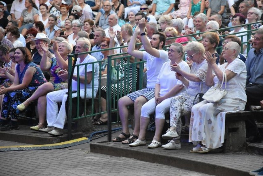 WRZEŚNIA: Teresa Werner gwiazdą "Śląskich szlagierów". Artystka zaśpiewała we wrzesińskim amfiteatrze [FOTORELACJA]