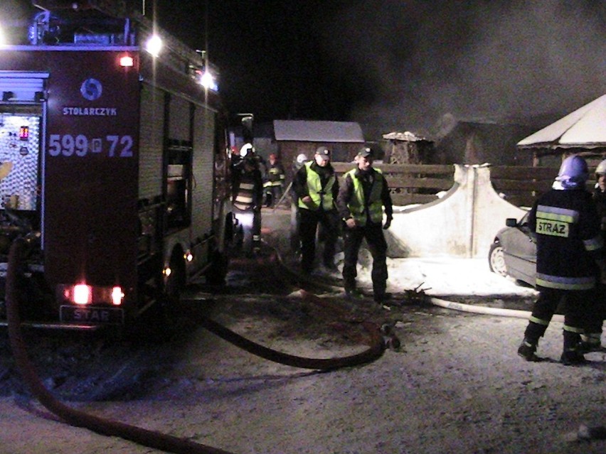 Kilkudziesięciu strażaków gasiło pożar domu i garażu w Popowie