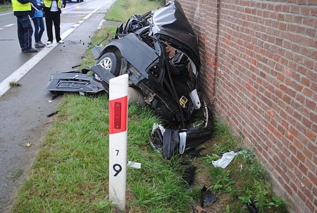 Wypadek w Starej Wsi. Pracujący na miejscu policjanci wstępnie ustalili, że do wypadku doszło na prostym odcinku drogi. Kierujący BMW, 22-letni mieszkaniec tej samej miejscowości, jadąc w kierunku miejscowości Blizne zjechał na przeciwny pas ruchu i uderzył w róg ceglanego ogrodzenia. Siła uderzenia była tak duża, że pojazd praktycznie roztrzaskał się o mur.

 Więcej zdjęć  z tego wypadku jest w artykule  :  Wypadek w Starej Wsi. Zginął pasażer BMW [ZDJĘCIA]