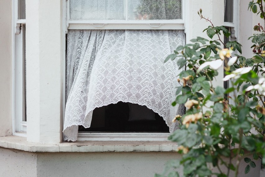 Nie otwieraj okien w ciągu dnia. W upalne dni powietrze...