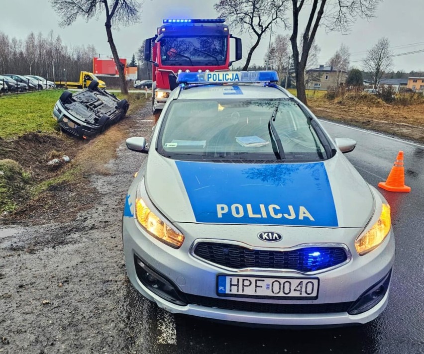 Wypadek na DK 91 w okolicach Radomska. Dachowanie opla w Kolonii Borowiecko