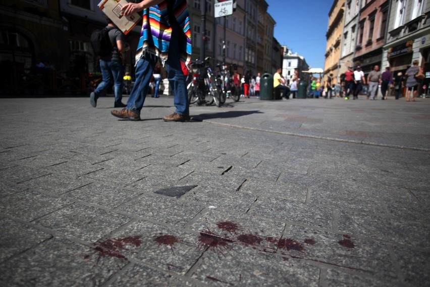 Kraków: atak nożem na ul. Grodzkiej. Nie żyje 23-latek [ZDJĘCIA]