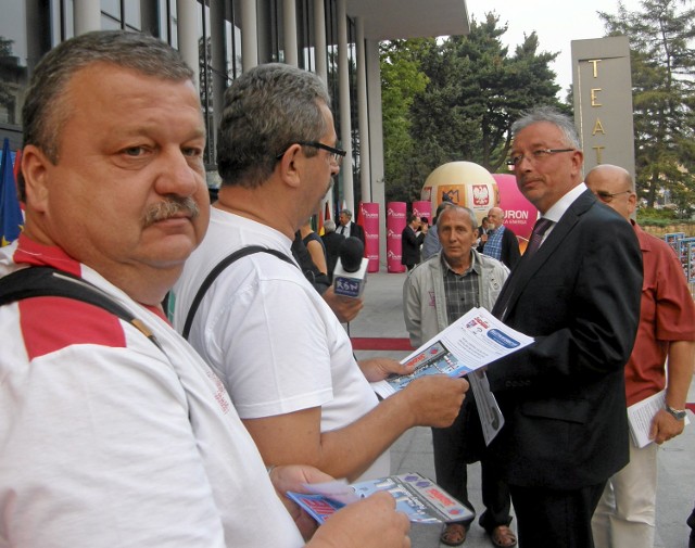 Związkowcy z Puław ulotki wręczali też uczestnikom forum, m.in. prezydentowi Tarnowa. Obyło się bez ekscesów