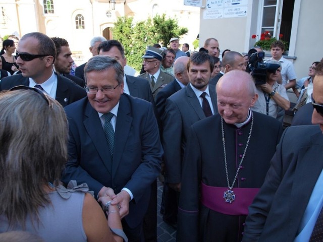 Miłe słowa, uściski dłoni - tak wyglądało przywitanie prezydenta RP Bronisława Komorowskiego na dziedzińcu Jasnej G&oacute;ry. Fot. Mateusz Tęcza