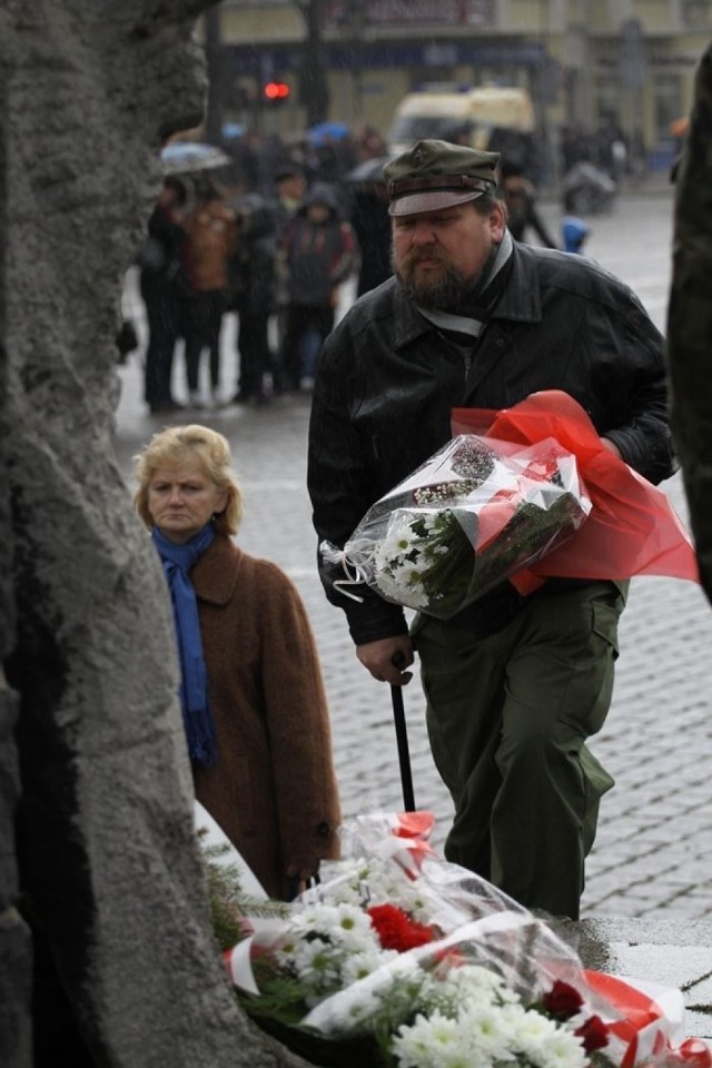 Kilkanaście delegacji złożyło kwiaty pod pomnikiem Żołnierza Polskiego. Fot. Marek Gabriel